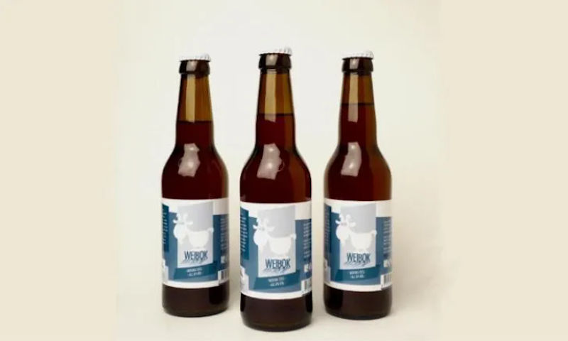 Drie flesjes Weibok bier op een rij